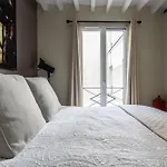 Stay In The Heart Of Paris