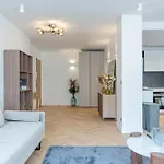 Lavie Maison : A C & Eiffel Tower View