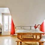 Cosy Apartment Under The Roofs Of Paris
