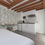 Studio Parisien 20M2 En Face Du Musee Grevin - 2P
