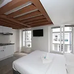 Studio Parisien 20M2 En Face Du Musee Grevin - 2P