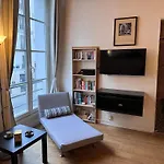 Appartement Typique Parisien Au Coeur Du Marais