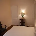 Arc De Triomphe Chic Room