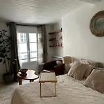 Grand Studio Entierement Renove Au Coeur De Paris