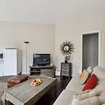 Champs-Elysees & Arc De Triomphe - Cityapartmentstay