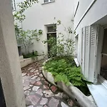 Grand Studio Entierement Renove Au Coeur De Paris