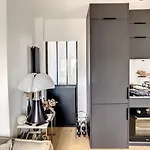 Appartement Design Proche Tour Eiffel Avec Balcon