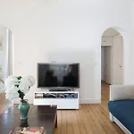 Elegant 4-Room Apartment Near Arc De Triomphe And Palais Des Congres