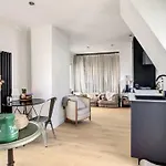 Appartement Design Proche Tour Eiffel Avec Balcon