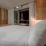 Les Amoureux De La Tour Eiffel