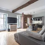 Stay In The Heart Of Paris