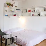 Bright And Quiet 25 M Apartment