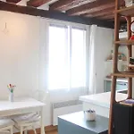 Bright And Quiet 25 M Apartment