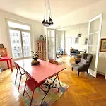 Appartement Familial Typiquement Parisien
