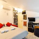 Guestready - Colourful Getaway Near Eiffel Tower