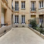 Residence Tour Eiffel By Studio Prestige