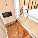 Cozy Nest Just Steps Away From The Lively Nation District