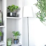 Magnificient 2 Bedrooms With Terrace Next To Champs-Elysees - Pc62B