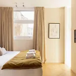 Spacious & Modern Property - Eiffel Tower