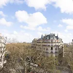 Spacious & Modern Property - Eiffel Tower