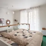 Contemporary Studio Apartment For 2 Ternes