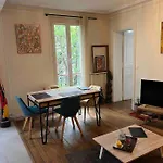 Appartement Haussmanien Au Coeur Du Village Montmartre !