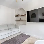 Barbes Buttes Chaumont Cosy Studio 2P