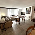 Typical Marais 3 Bedroom - Beaubourg