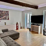 Cosy Central Place In Paris