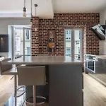 Cosy Central Place In Paris
