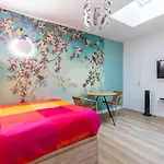 Gare Du Nord Confortable Pied A Terre Avec Patio