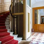 Renovated Spacious Parisian Apt Near La Madeleine