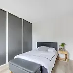 Stunning 2Br Flat With Terrace Near Metro Station