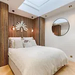 Charming Pied A Terre Near Montmartre