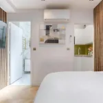 Charming Pied A Terre Near Montmartre