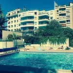 Paris Montmartre Apartment With A View And Swimming Pool Access