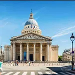 Spacious And Convenient 2 Bedroom Flat In Paris Centre