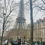 Charmante Place A Deux Pas De La Tour Eiffel