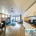 Urban Flat 194 - Spacious 3 Bedroom Montmartre