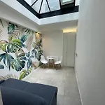 Bright Studio Apartment In The Heart Of Paris