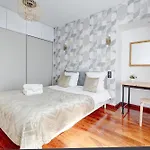 Martine Suite, Place De La Republique