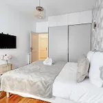 Martine Suite, Place De La Republique