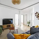Martine Suite, Place De La Republique