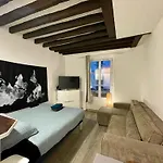 Apartments Studio Champs Elysees Ponthieu Paris
