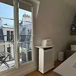 Studio Trocadero Devant Le Metro Passy