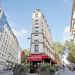 Cosy Apartment With 270 Degrees View On Paris Streets