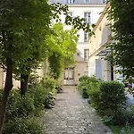 Quiet Apartment In Paris Center