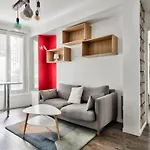 Superb 1Br Flat 2Min Walk From The Metro Station