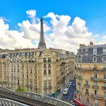 1Br Flat With Balcony View Of The Eiffel Tower