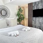 Stylish Duplex In Front Of Buttes-Chaumont
